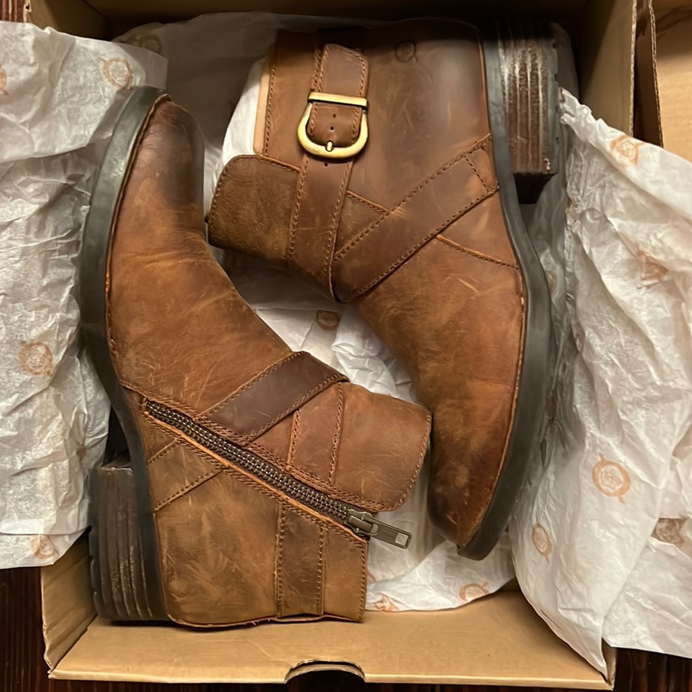 New in box Born Trinculo Ankle Boots